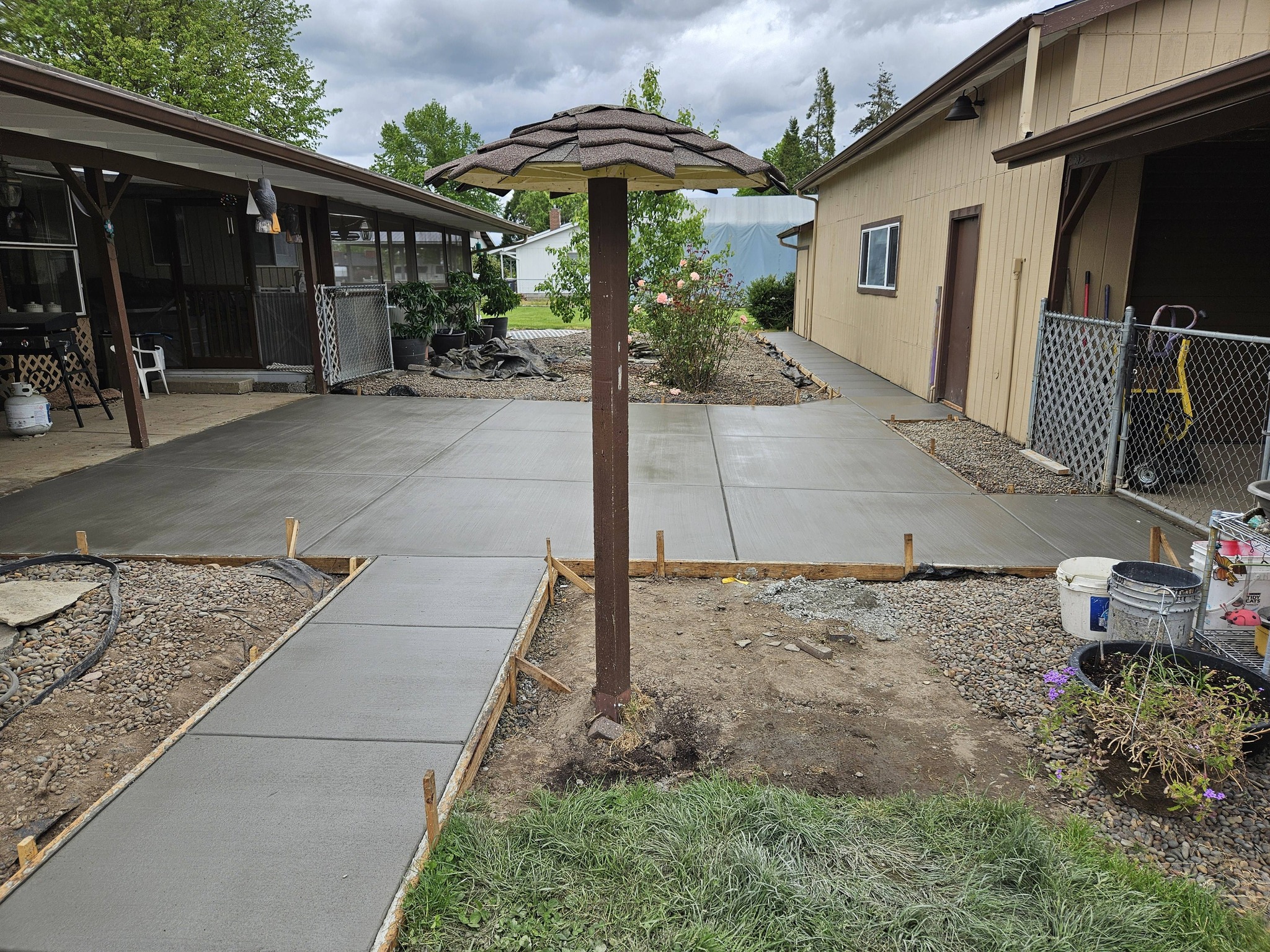 Concrete sidewalk and patio installation